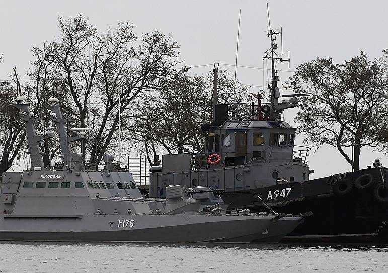 Малый бронированный артиллерийский катер «Никополь» (слева) и рейдовый буксир «Яны Капу» ВМС Украины в порту Керчи