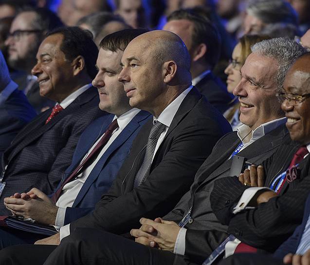 Министр финансов России Антон Силуанов (в центре) и министр экономического развития России Максим Орешкин (слева) 