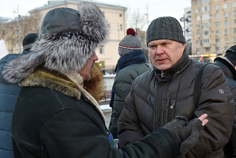 Председатель Московского регионального отделения партии &quot;Яблоко&quot; Сергей Митрохин (справа) во время митинга.
Ф