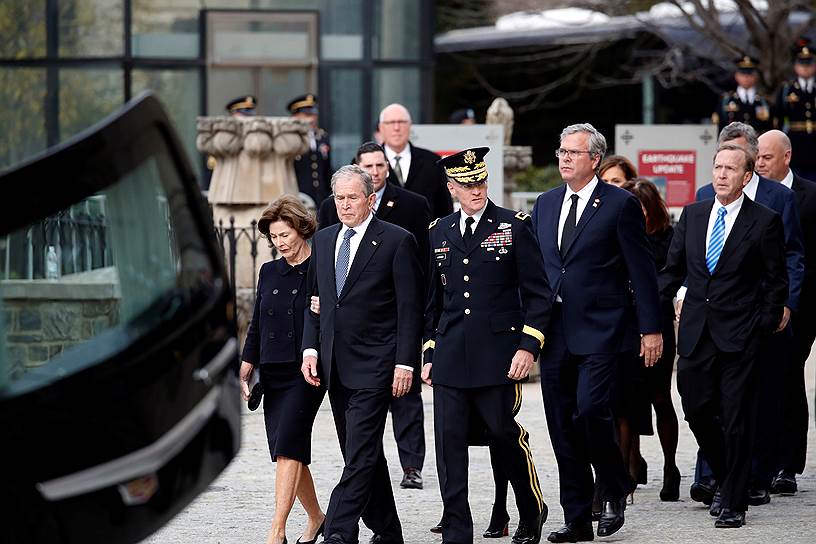 На церемонии присутствуют пять президентов США, включая сына Джорджа Буша (на фото слева)