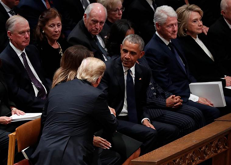 Дональд Трамп жмет руку Бараку Обаме (в центре), сидящему рядом с Биллом Клинтоном (справа)