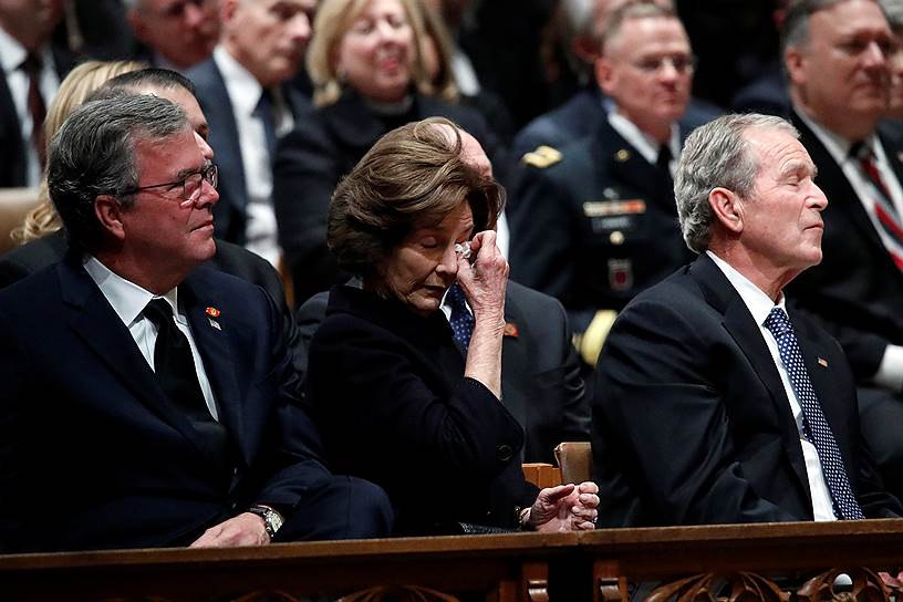 Слева направо: бывший губернатор Флориды Джеб Буш, жена Буша-старшего Лора и бывший президент США Джордж Буш-младший