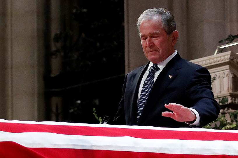 Джордж Буш-младший касается гроба с телом своего отца