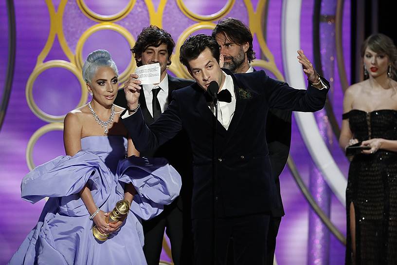 Леди Гага (слева), Марк Ронсон (у микрофона), Энтони Россомандо (слева во втором ряду) и Эндрю Уайат (справа во втором ряду) получили награду за лучшую песню к фильму («Shallow» к фильму «Звезда родилась»)