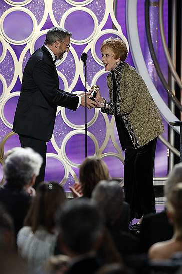 Актер Стив Карелл вручает награду актрисе Кэрол Бернетт за достижения в области телевидения (новая награда Carol Burnett Award названа в ее честь) 