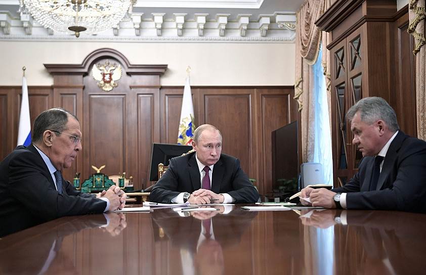 Президент России Владимир Путин, министр иностранных дел РФ Сергей Лавров (слева) и министр обороны РФ Сергей Шойгу (справа)