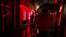 Туристам запретят посещать квартал красных фонарей в Амстердаме