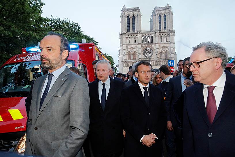 Слева направо: премьер-министр Франции Эдуар Филипп, министр культуры Франк Ристер и президент Эмманюэль Макрон на месте пожара