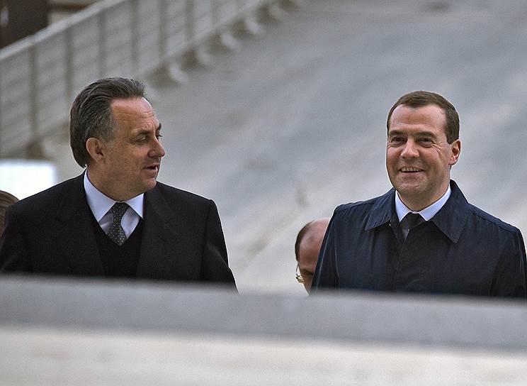 Вице-премьер Виталий Мутко (слева) и премьер-министр Дмитрий Медведев 