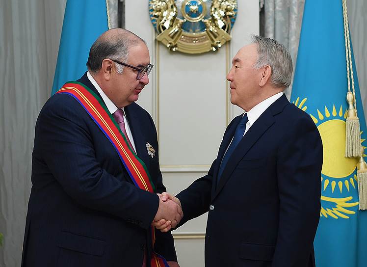 Предприниматель Алишер Усманов (слева) и первый президент Казахстана Нурсултан Назарбаев