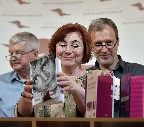 Член совета экспертов Елена Холмогорова (в центре) во время церемонии объявления лауреатов национальной литературной премии «Большая книга»