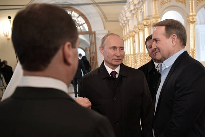Президент России Владимир Путин (слева) и глава украинской партии «Оппозиционная платформа — За жизнь» Виктор Медведчук