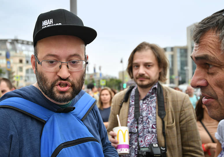 Илья Азар (слева) на акции в поддержку Ивана Голунова 12 июня