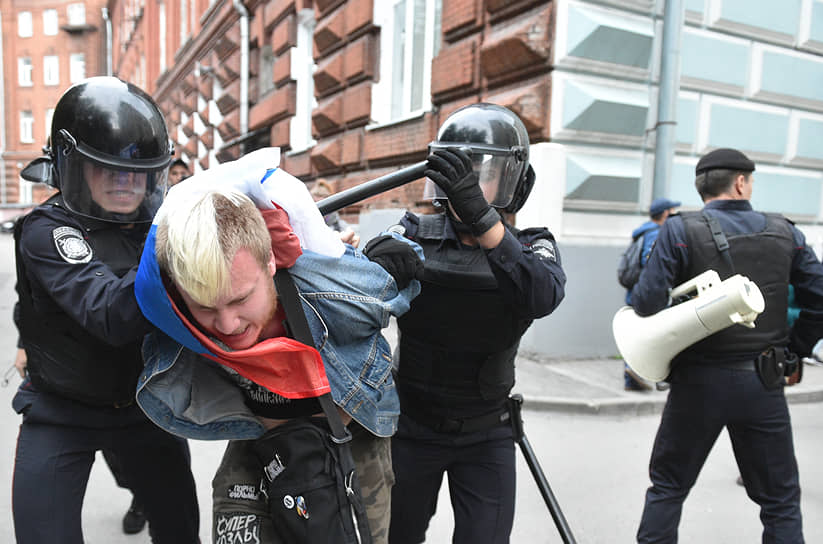 Во время акции во дворе здания Мосгоризбиркома полицейские начали задерживать протестующих 