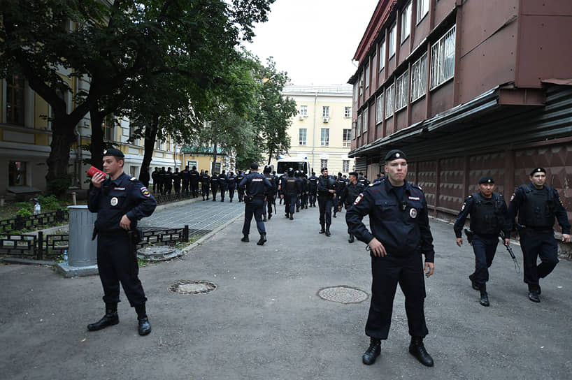 Сотрудники полиции во время акции во дворе здания Мосгоризбиркома