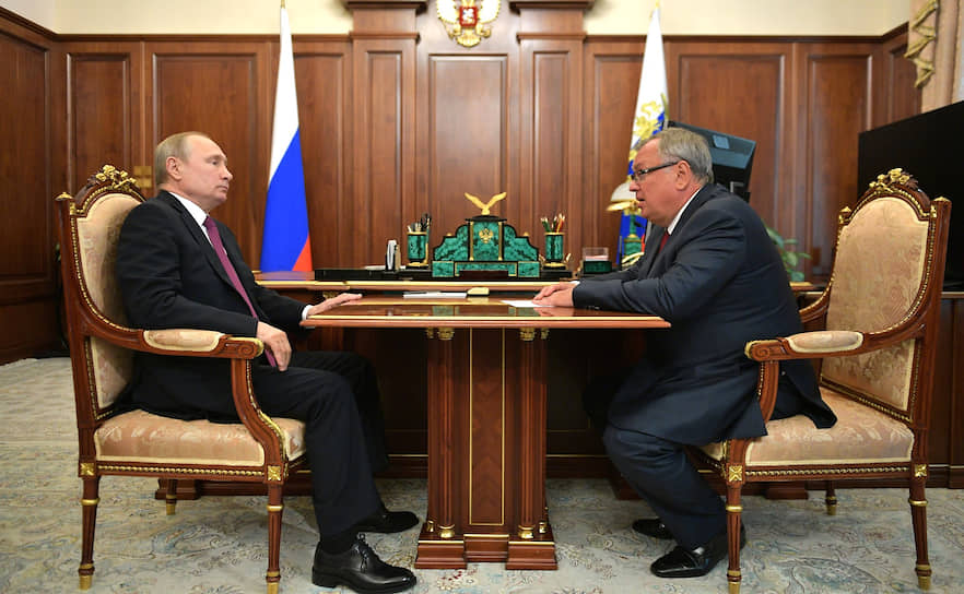 Президент России Владимир Путин и президент – председатель правления ВТБ Андрей Костин