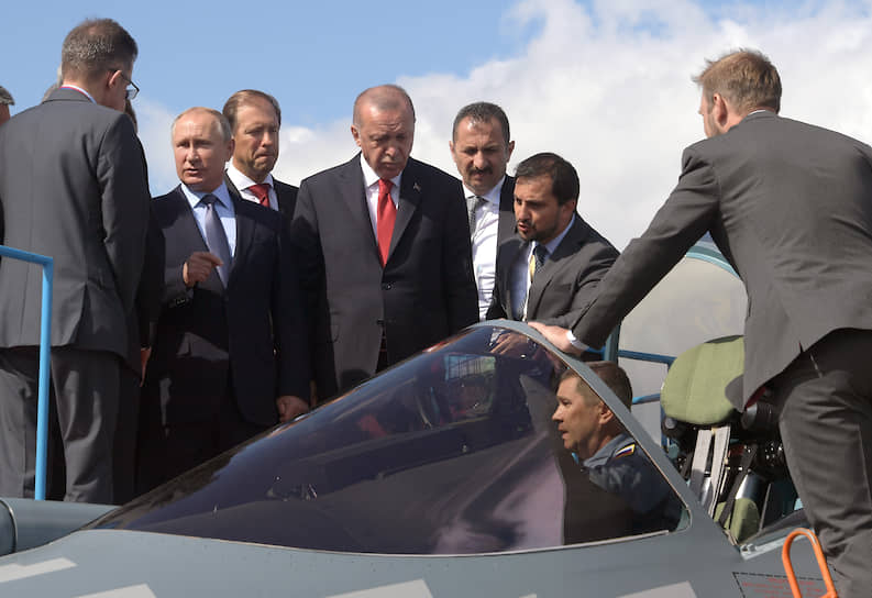 Президент России Владимир Путин, министр промышленности и торговли России Денис Мантуров и президент Турции Реджеп Тайип Эрдоган во время осмотра Су-57