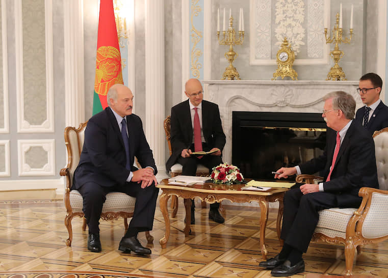 Президент Белоруссии Александр Лукашенко и помощник президента США Джон Болтон