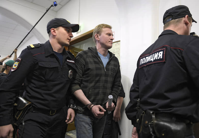 Обвиняемый в участии в массовых беспорядках в Москве Сергей Фомин (в центре) 