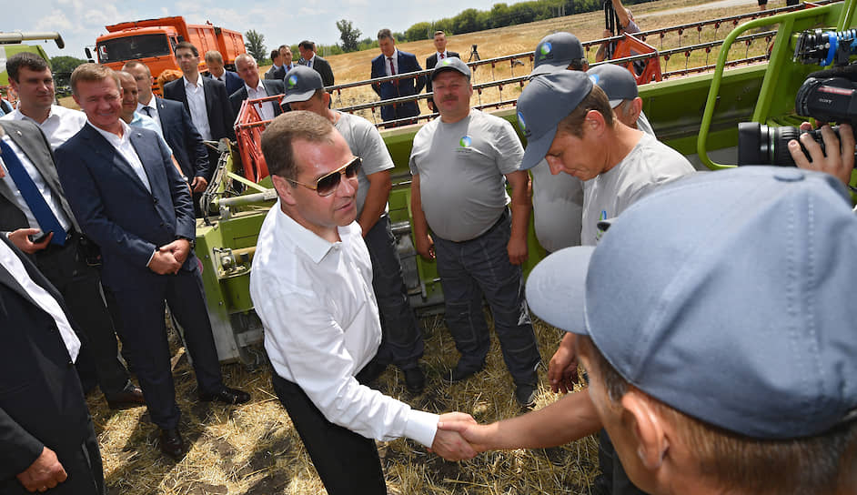 Премьер-министр Дмитрий Медведев на встрече с комбайнерами в Курской области в июле 2019 года