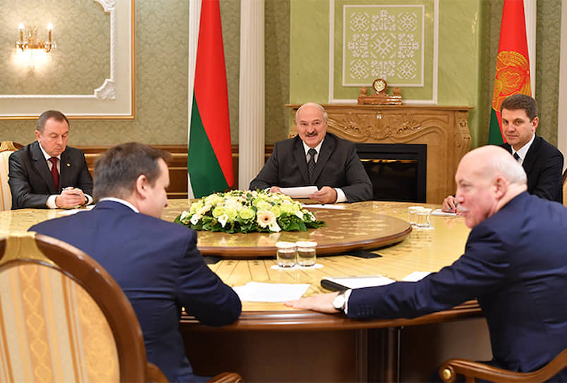 Президент Белоруссии Александр Лукашенко (в центре) на встрече с губернатором Новгородской области Андреем Никитиным (слева в первом ряду)