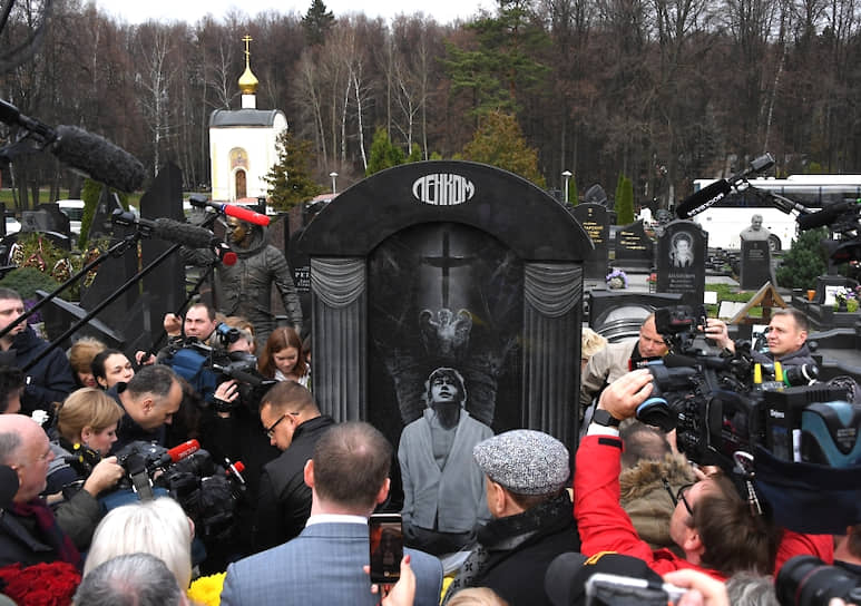 Церемония открытия памятника Николаю Караченцову на Троекуровском кладбище