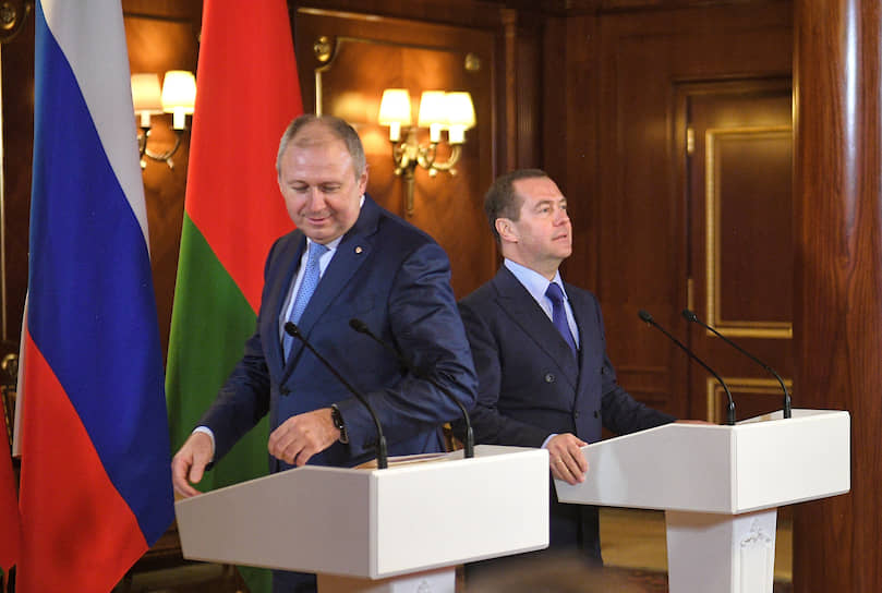 Премьер-министры Белоруссии и России Сергей Румас (слева) и Дмитрий Медведев