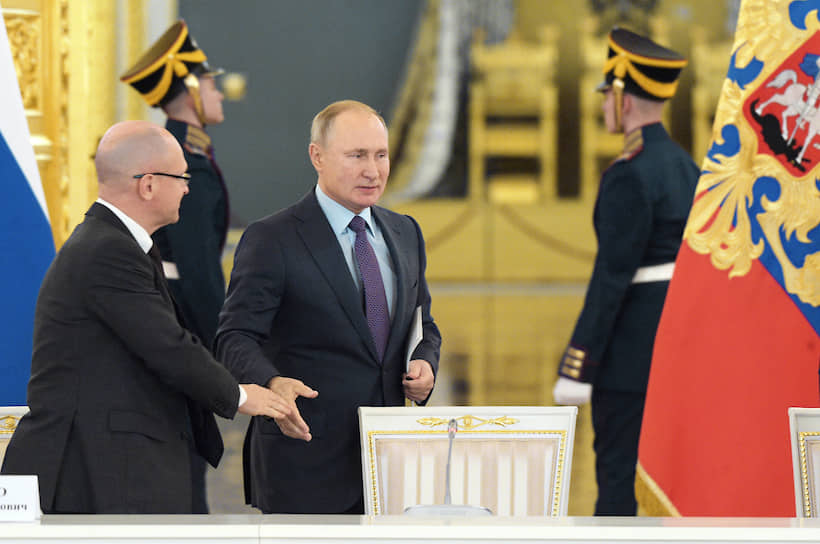 Президент России Владимир Путин (справа) с первым заместителем главы своей администрации Сергеем Кириенко
