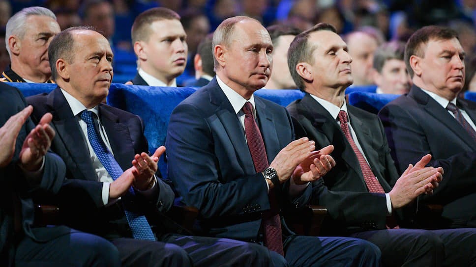 Слева направо: директор ФСБ Александр Бортников, президент России Владимир Путин, руководитель Службы внешней разведки Сергей Нарышкин