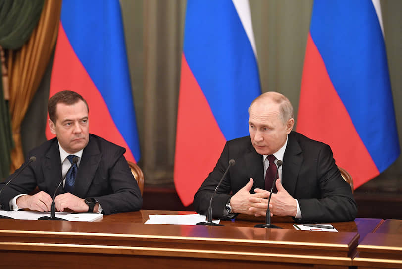 Председатель правительства России Дмитрий Медведев (слева) и президент России Владимир Путин (справа)