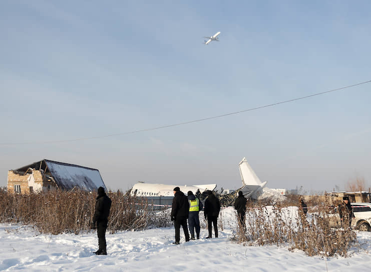 Место крушения самолета Fokker-100 в Алма-Ате
