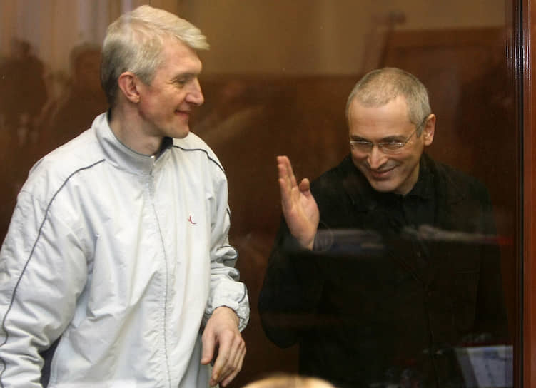Платон Лебедев (слева) и Михаил Ходорковский на заседании Хамовнического суда в 2010 году