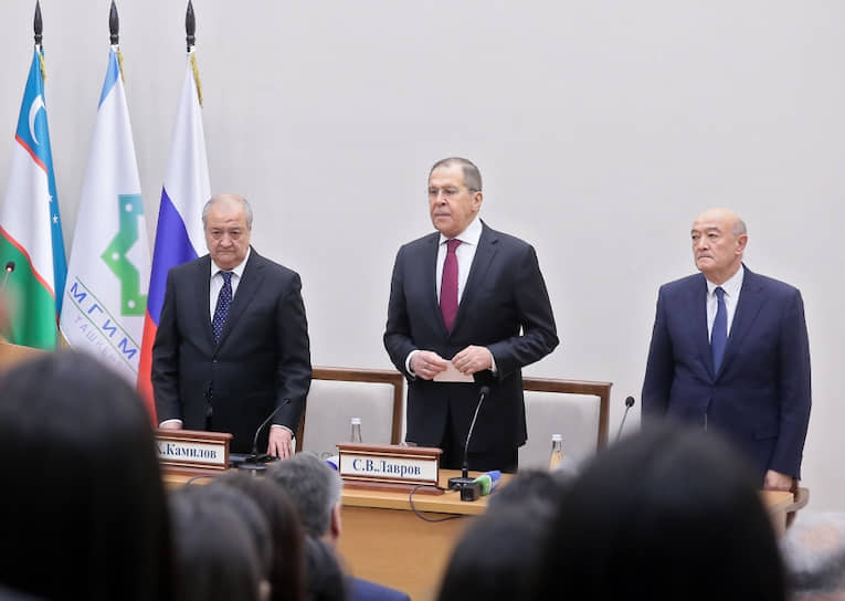 Слева направо: министр иностранных дел Узбекистана Абдулазиз Камилов, и. о. министра иностранных дел России Сергей Лавров и ректор Университета мировой экономики и дипломатии Абдужабар Абдувахитов