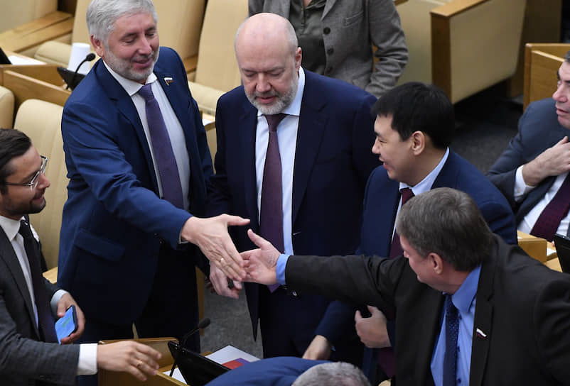 Председатель комитета Госдумы по госстроительству и законодательству Павел Крашенинников (в центре)