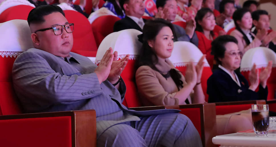 Лидер КНДР Ким Чен Ын, его жена Ли Соль Чжу и тетка Ким Кён Хуи