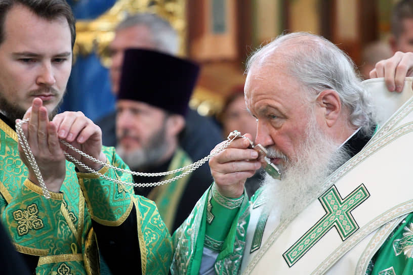Патриарх Московский и всея Руси Кирилл (справа)