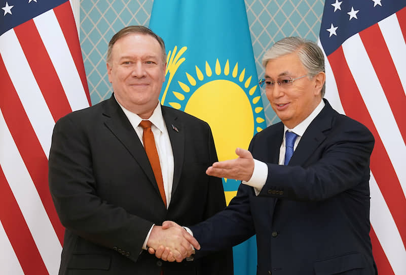 Госсекретарь США Майк Помпео (слева) и президент Казахстана Касым-Жомарт Токаев