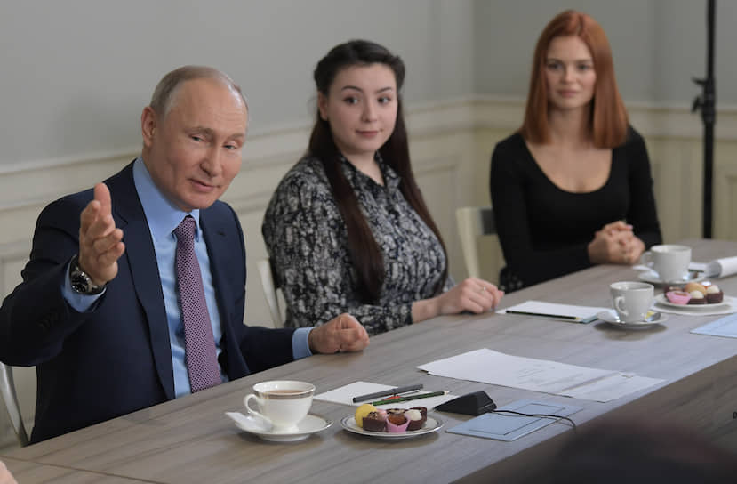 Президент России Владимир Путин с участницами встречи