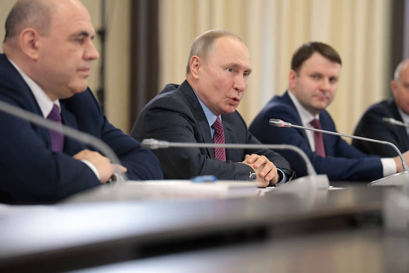 Слева направо: председатель правительства России Михаил Мишустин, президент России Владимир Путин и помощник президента России Максим Орешкин 