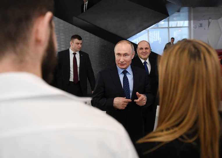 Президент России Владимир Путин (в центре) и премьер-министр России Михаил Мишустин (справа)