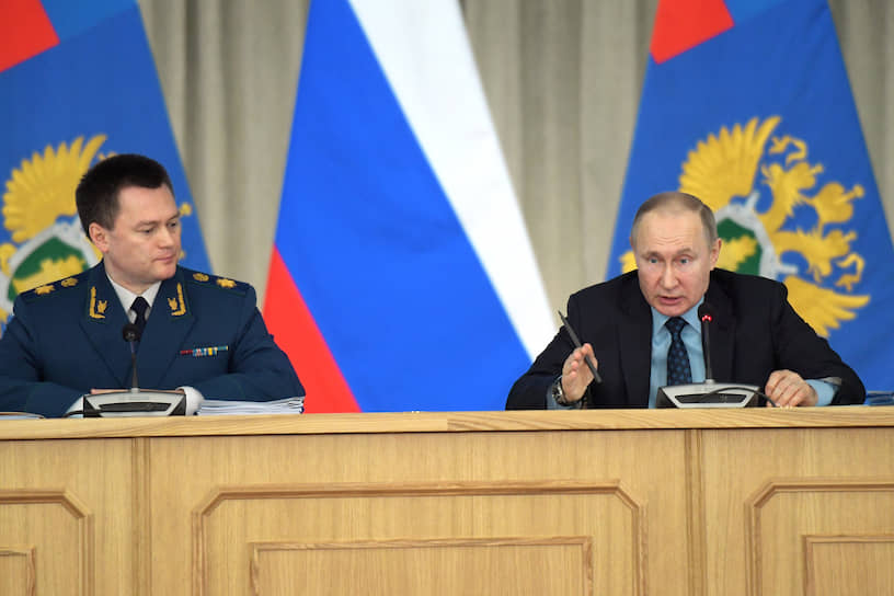 Генеральный прокурор России Игорь Краснов (слева) и президент России Владимир Путин (справа)