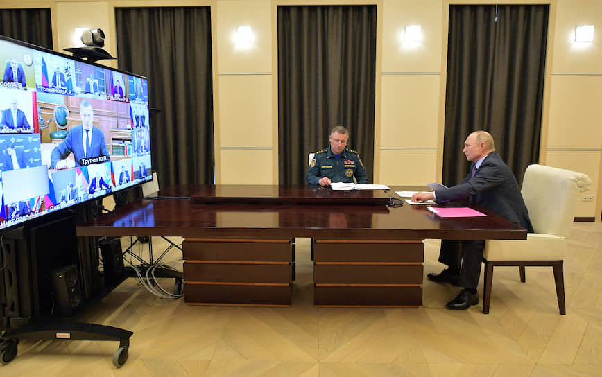 Глава МЧС Евгений Зиничев и президент России Владимир Путин