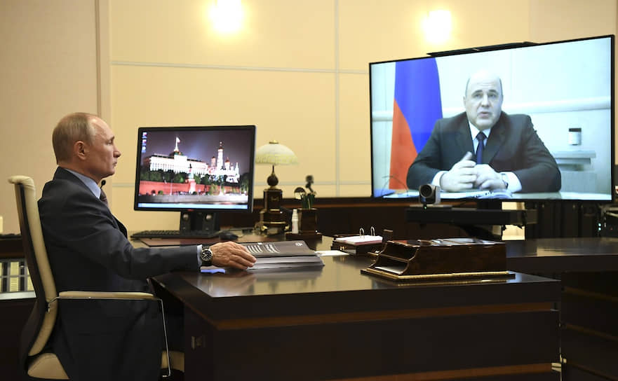 Президент России Владимир Путин и премьер-министр Михаил Мишустин (на экране)