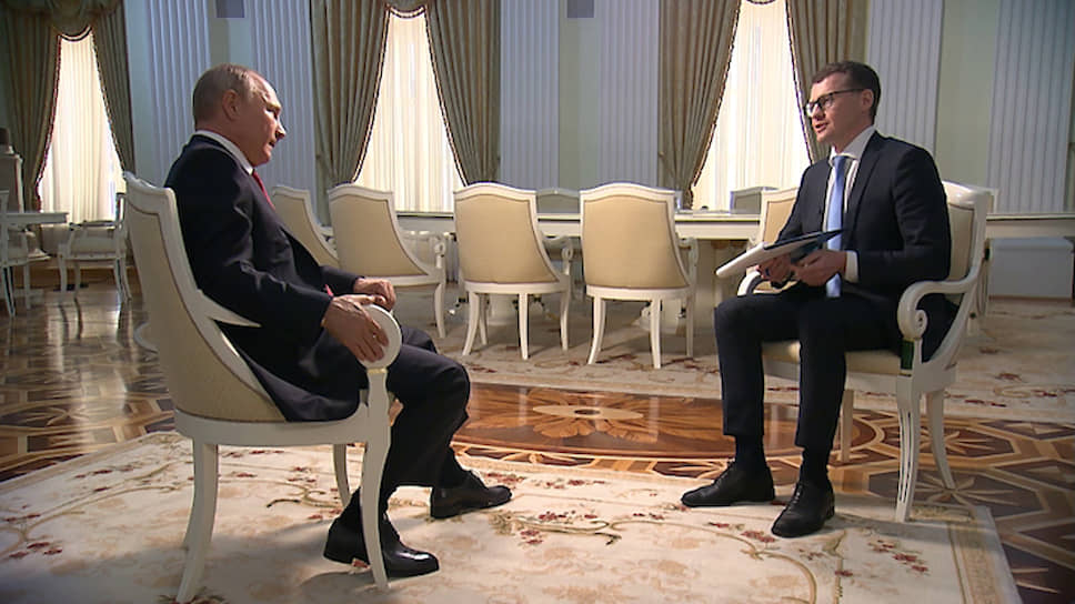 Президент России Владимир Путин (слева) и журналист Павел Зарубин