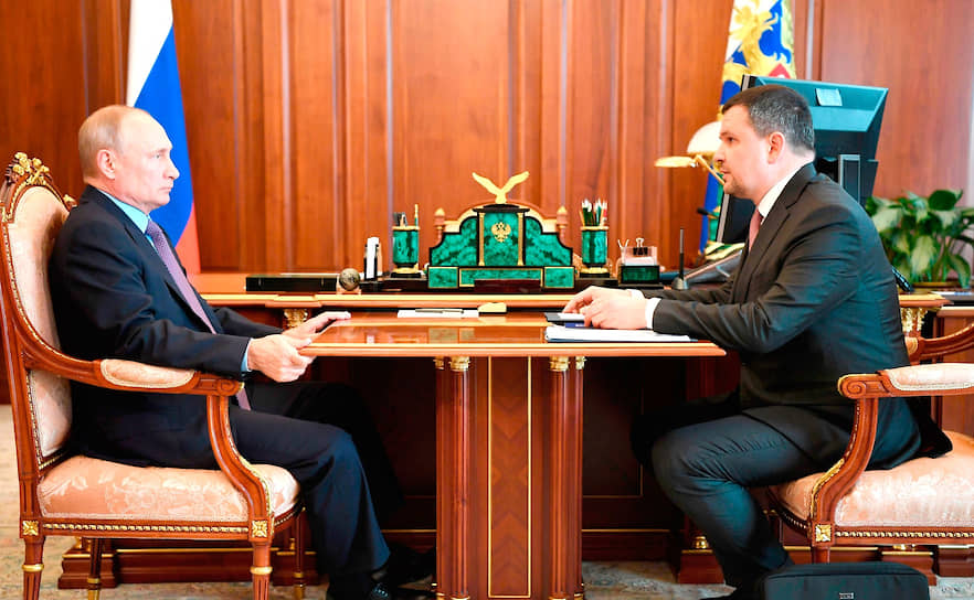 Президент России Владимир Путин (слева) и генеральный директор «Почты России» Максим Акимов