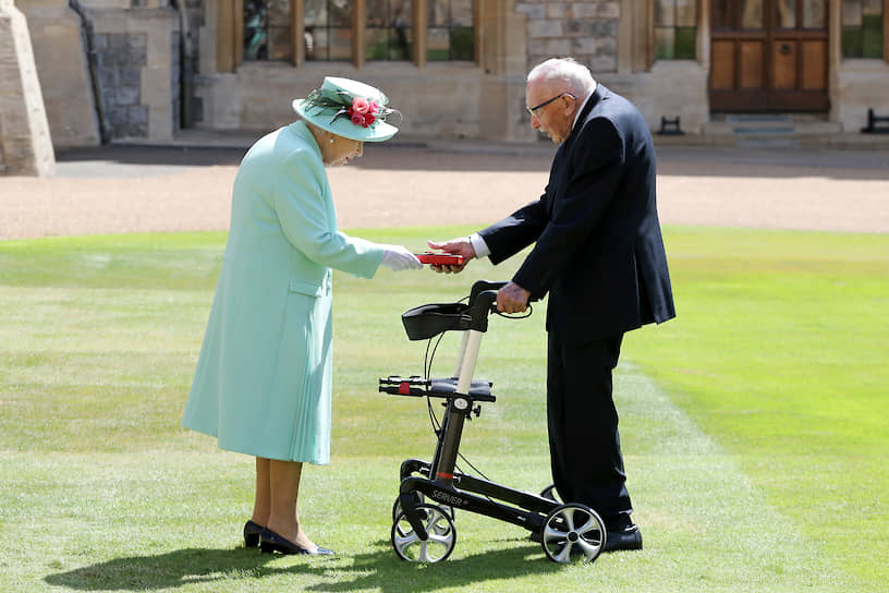 Королева Великобритании Елизавета II и посвященный в рыцари Том Мур