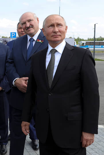 Президенты Белоруссии и России Александр Лукашенко (слева) и Владимир Путин