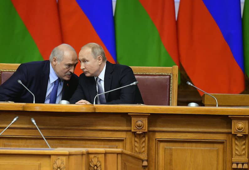 Президенты Белоруссии и России Александр Лукашенко (слева) и Владимир Путин
