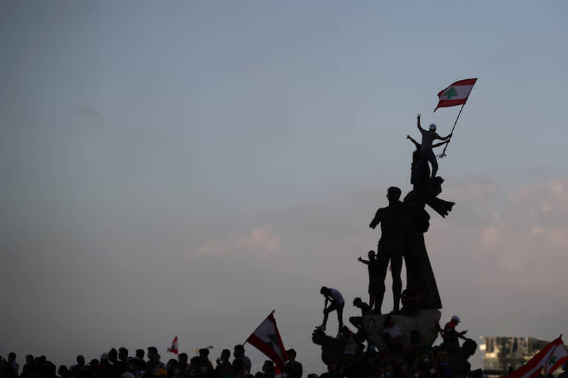 К протестующим обращался премьер-министр Ливана Хасан Диаб. Он заявил, что взрыв в порту Бейрута произошел из-за коррупции