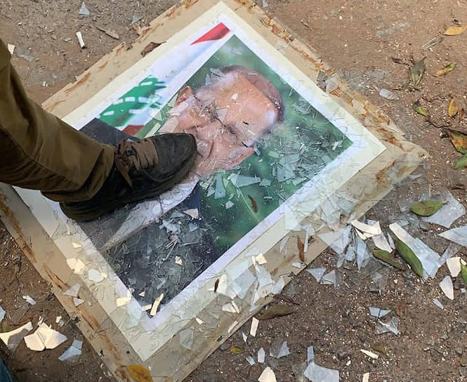 Разбитый портрет президента Ливана Мишеля Ауна